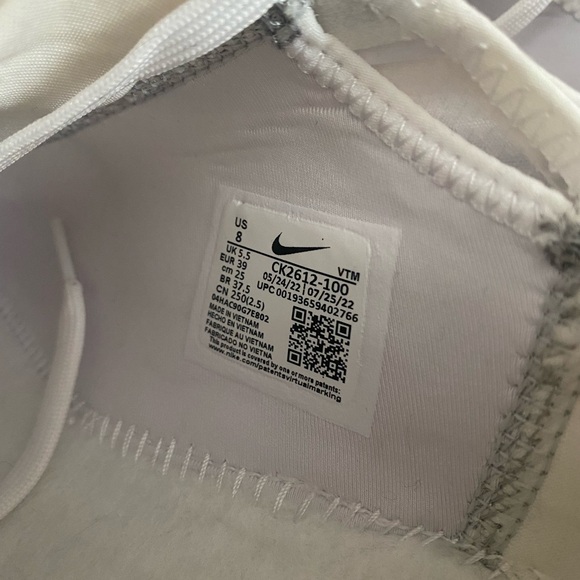 White Nike shoes - Picture 10 of 12